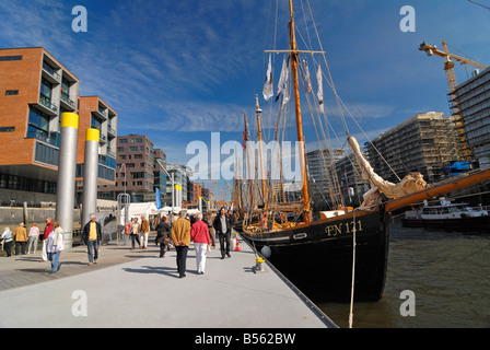 Der neue Hafen für Traditionsschiffe im Sandtorhafen in der Harbourcity "Hafencity" in Hamburg, Deutschland mit alten historischen Schiffen Stockfoto