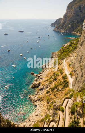 Blick hinunter auf die Via Krupp und in Richtung Marina Piccola, Capri, Italien Stockfoto