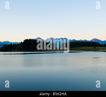 Illasbergsee und Forggensee See in der Morgendämmerung mit Allgäuer Alpen Berge steigen in Ferne Bayern Deutschland Stockfoto