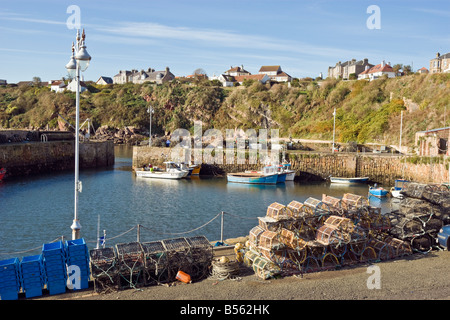 Angelboote/Fischerboote und Ausrüstung in Crail Hafen Fife Schottland an einem sonnigen Herbsttag Stockfoto