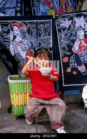 Mädchen im Huguo Lu Straße Dali Yunnan China Stockfoto