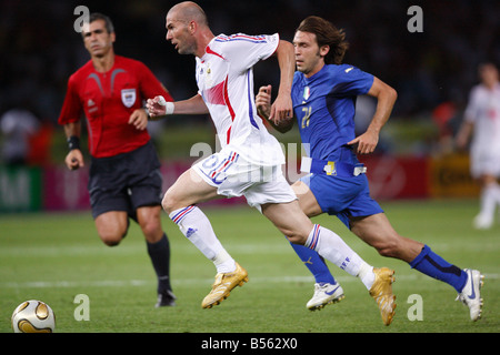 Französische Mittelfeldspieler und Kapitän Zinedine Zidane in Aktion während der 2006 FIFA WM-Finale gegen Italien 9. Juli 2006. Stockfoto