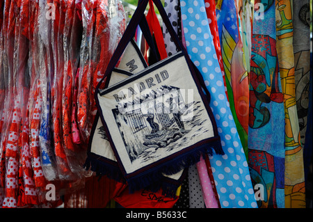 Souvenir stall gegenüberliegenden Museo Del Prado in Madrid Spanien Stockfoto