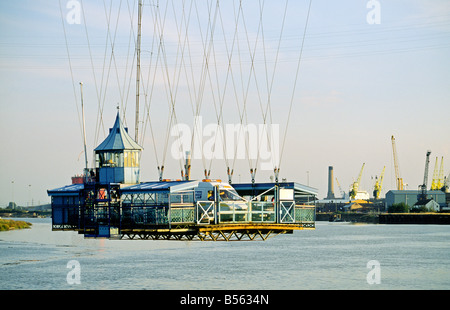 Die Schwebefähre, erbaut 1906 trägt Fahrzeuge und Passagiere über den Fluss Usk in Stadt von Newport in Süd-Wales, UK Stockfoto