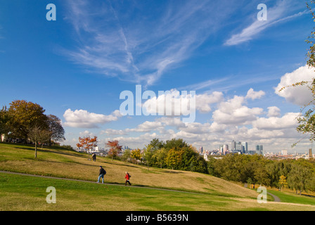 Horizontalen Weitwinkel von Menschen zu Fuß den Hügel hinauf, genießen die Aussicht von der Spitze des Greenwich Park an einem sonnigen Tag Stockfoto