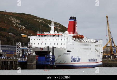 Stena Line Fähre Fishguard, Pembrokeshire, Wales, festgemacht Fahrzeuge laden Stockfoto