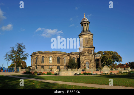 St. Chad der Kirche vor einem blauen Himmel in entnommen Quarry Park in Shrewsbury, Shropshire Stockfoto