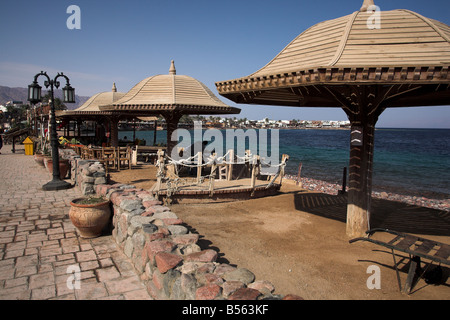 Masbat direkt am Meer in Asilah, Dahab durch den Golf von Aqaba, South Sinai-Halbinsel, Ägypten. Stockfoto