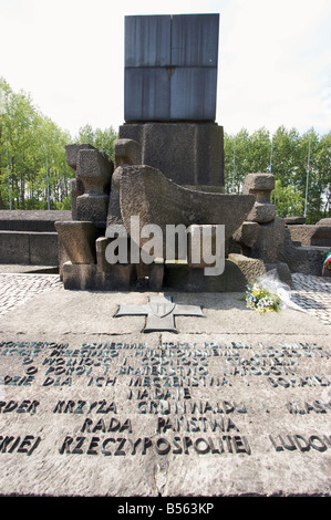 Gedenktafel vor einem Denkmal im ehemaligen Konzentrationslager Auschwitz II (Birkenau) Stockfoto