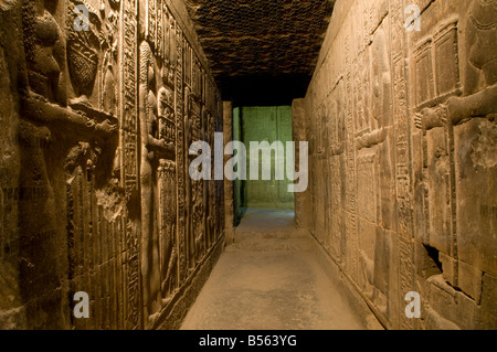 Die "Dendera Glühbirne" Hieroglyphen Schnitzerei in Dendera oder Dendara Hathor Tempel der Göttin Hathor in der Provinz Qena Ägypten gewidmet Stockfoto