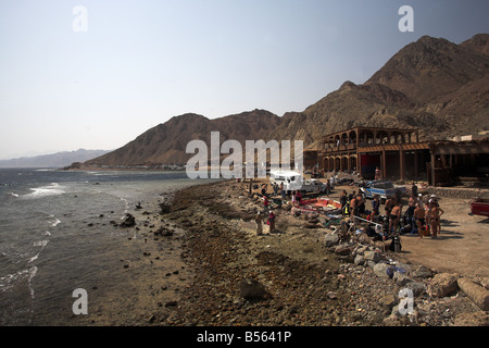 Ein Blick auf Taucher bereiten Sie Tauchen am Blue Hole Tauchplatz in Dahag, Ägypten, Nordafrika. Stockfoto