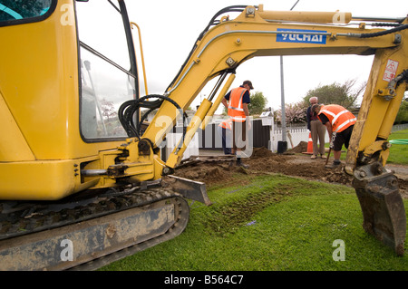 Männer graben ein Loch für Wasserleitungen Frammed von digger Stockfoto