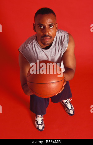 Porträt des Basketball-Spieler schießen wird vorbereitet. Stockfoto