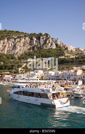 Blick auf Hafen, Kreuzfahrt-Schiff, Gebäude und Berge, Marina Grande, Capri, Italien Stockfoto
