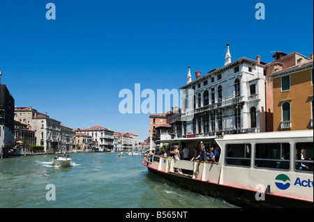 Eine Vaporetto oder Wasser-Bus auf den Canal Grande, Venedig, Veneto, Italien Stockfoto