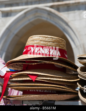 Marktstand verkaufen Venezia Stroh Hüte außerhalb der Palazzo Ducale, der Molo San Marco, Venedig, Veneto, Italien Stockfoto