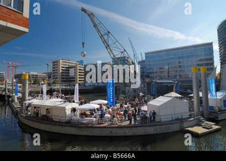 Der neue Hafen für Traditionsschiffe im Sandtorhafen in der Harbourcity "Hafencity" in Hamburg, Deutschland mit alten historischen Schiffen Stockfoto