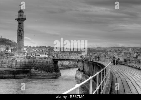 Whitby Hafen mit Blick auf die Stadt vom pier Stockfoto