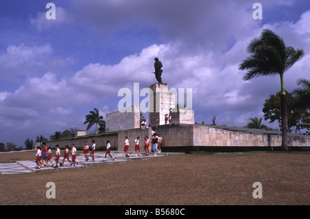 Schülerinnen und Schüler besuchen ches Statue und Mausoleum in Santa Clara, Kuba Stockfoto