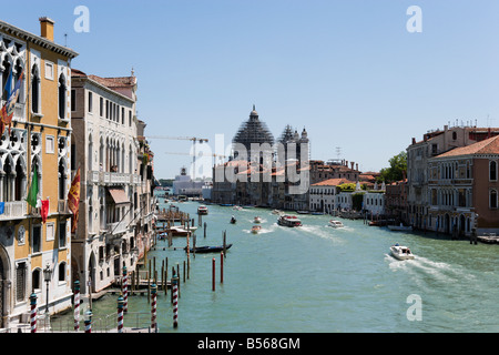 Canal Grande und Santa Maria della Salute renoviert, gesehen von der Accademia-Brücke, Venedig, Veneto, Italien Stockfoto