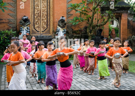 Ein Balinese Tanzschule in Ubud (Bali Indonesien). Une École de Danse Balinaise À Ubud (Bali - Indonésie). Stockfoto