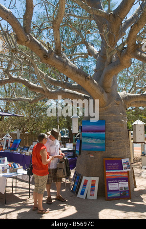 Die Broome-Märkte finden jeden Samstag und Sonntag auf dem Gelände des örtlichen Hofhauses im Schatten eines Boab-Baumes statt Stockfoto