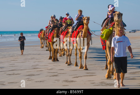 Kamelreiten Touristen am Cable Beach Broome Western Australia Stockfoto