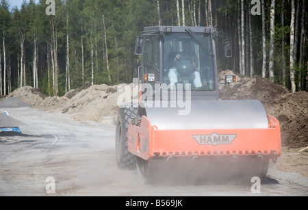 Hamm Straße Walzenverdichter auf Straße Baustelle verdichten das Straßenbett , Finnland Stockfoto