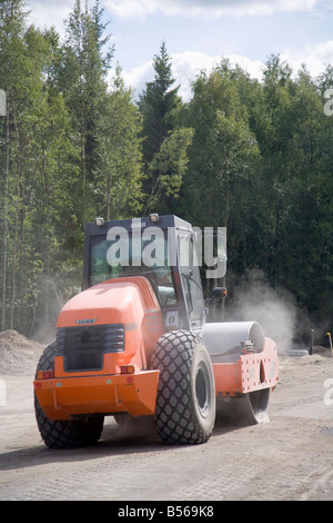 Hamm Straße Walzenverdichter auf Straße Baustelle verdichten das Straßenbett , Finnland Stockfoto