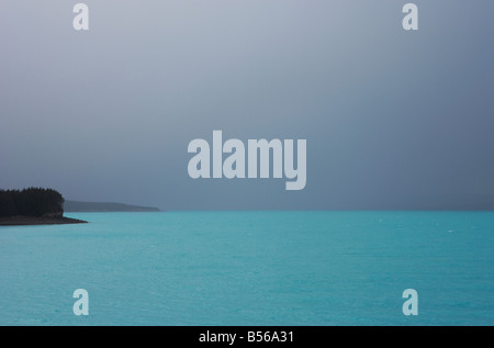 Lake Pukaki unter grauen regnerischen Himmel Aoraki Mt Cook National Park Südinsel Neuseeland Stockfoto