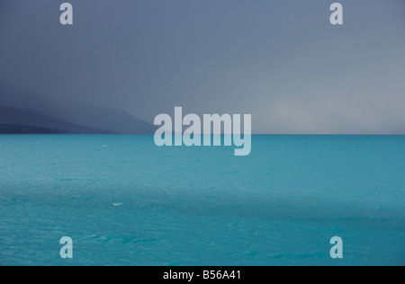 Lake Pukaki unter grauen regnerischen Himmel Aoraki Mt Cook National Park Südinsel Neuseeland Stockfoto