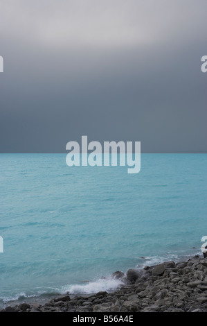 Lake Pukaki unter grauen regnerischen Himmel Aoraki Mt Cook National Park Südinsel Neuseeland Stockfoto