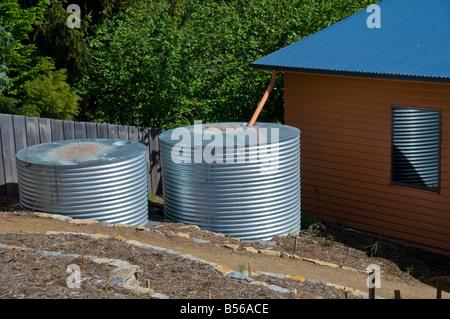 Wassertanks auf Haus in Hobart Tasmanien Australien installiert Stockfoto