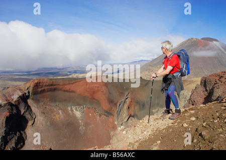 Wanderer auf Red Crater und Mt Ngauruhoe, Tongariro Crossing Tongariro National Park Ruapehu Nordinsel Neuseeland Stockfoto