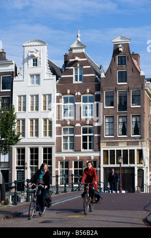 Detail der Satteldächer auf alten historischen Häusern neben Keizersgracht Kanal in Amsterdam Niederlande 2008 Stockfoto