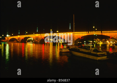 Die Lichter, London Bridge in Lake Havasu City, Arizona zu beleuchten. Stockfoto