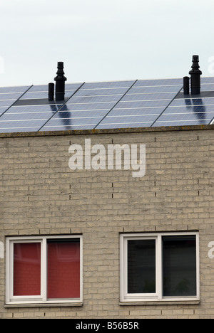 Shell Solar-Panels ausgestattet Apartments auf der weltweit größten solar angetriebene Wohnsiedlung, Nieuwland, Amersfoort, Niederlande. Stockfoto