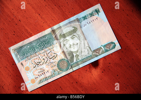 eine jordanische Dinar-Banknote auf Tisch Stockfoto