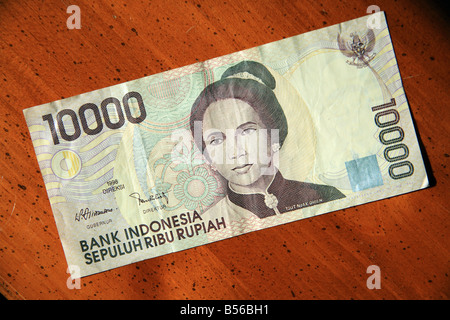 Indonesische 10000 Rupiah-Banknote auf Tisch Stockfoto