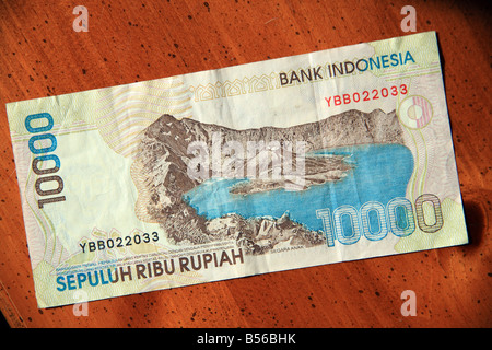 Indonesien 10000 Rupiah-Banknote auf Tisch Stockfoto