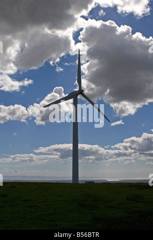 Einzelne Windturbine vor dramatischen Himmel, Taff Ely Windpark in der Nähe von Tonyrefail, Erzeugung von Strom für einen Teil von Süd-Wales Stockfoto