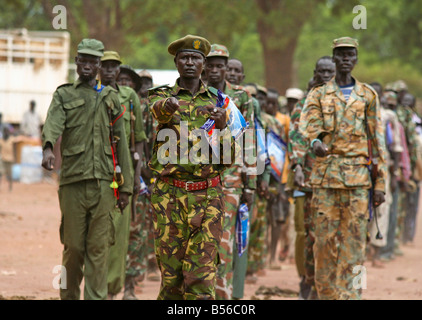 Ein Kontingent der sudanesischen Volksbefreiungsarmee (SPLA) marschiert mit Moskitonetzen in der hand. Stockfoto