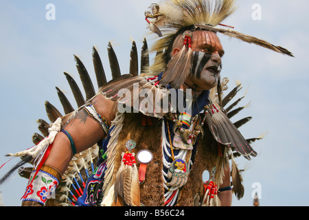 Gebürtige amerikanische Tänzerin bei der 8. jährliche Red Wing PowWow in Red Wing Park Virginia Beach Virginia Stockfoto