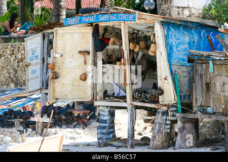 Foto von einem Souvenir-Shop auf Stelzen an einem belebten Strand an der nördlichen Küste von Mombasa Stockfoto