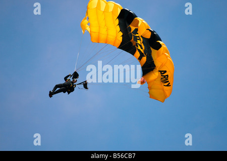 Goldener Ritter Fallschirmspringer bereitet für die Landung in der Zielzone auf der Luftfahrtmesse 2008 gemeinsame Service-Tag der offenen Tür in Maryland. Stockfoto