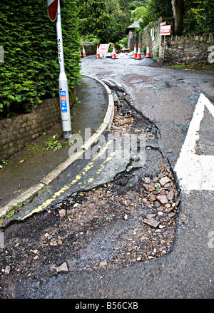 Schäden Sie an der Fahrbahn wegen Hochwassers Llanfoist Wales UK Stockfoto