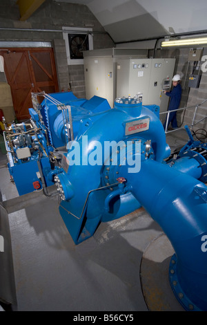 Manuelle Kontrolle über eine 973kw-synchron-Generator, die von einer Francisturbine eines kleinen hydro Systems, Schottland aktiviert ist Stockfoto