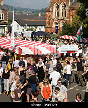 Menschenmassen auf Abergavenny Food Festival Wales UK Stockfoto