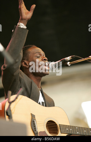 Baaba Maal spielt die Masse an der Make Poverty History Rallye in Edinburgh 2005 Stockfoto