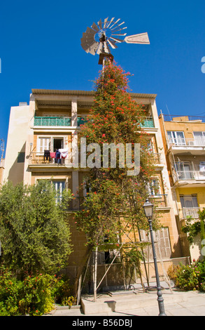 Appartementhaus mit Windmühle außerhalb im Stadtzentrum im südlichen EU-Nicosia Zypern Stockfoto